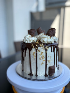 Photo de galerie - Gâteau d’anniversaire pour une cliente goût vanille chocolat kinder Bueno ??