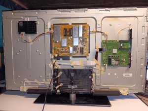 Photo de galerie - Réparation TV, remplacement de tous les condensateurs de la carte d'alimentation