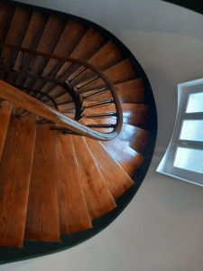 Photo de galerie - Ponçage et vitrification escalier