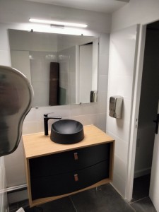 Photo de galerie - Rénovation complète carrelage mûr et Sol  plomberie fixation meuble avec miroir