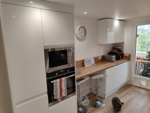 Photo de galerie - Installation de 2 colonnes 1 frigo et une four et four micro-onde.
plus meuble poubelle et caisson classique.
