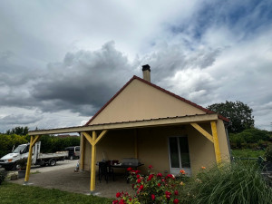 Photo de galerie - Pergola tôle poteau bois 