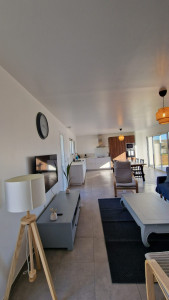 Photo de galerie - Nettoyage complet d’un espace de vie Airbnb incluant salon et cuisine ouverte.
Aspiration et lavage des sols, nettoyage du mobilier, remise en ordre des équipements et vérification générale pour assurer un logement parfaitement prêt.