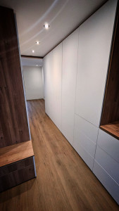 Photo de galerie - Pose d'un ensemble dressing.