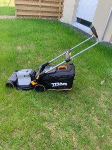 Photo de galerie - Tondeuse titan sur batterie 30€/jour 250€ de cheque de caution rendu a la fin de la location