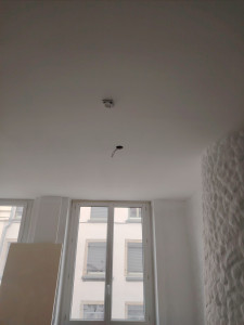 Photo de galerie - Installation d’un support mural et d’une télévision suspendue.