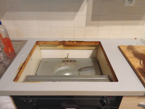 Photo de galerie - Changement de plaques électriques, démontage, prise de côte , étanchéité, posé , raccordement...
