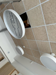 Photo de galerie - Installation de luminaire dans une cantine