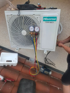 Photo de galerie - Installation et mise en service d’un climatiseur Hisense 24000 BTU : raccordement, tirage au vide et test de fonctionnement.