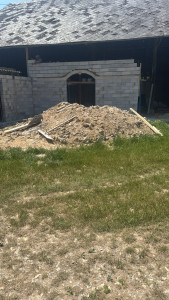 Photo de galerie - Nous avons monté les parpaings et réalisé le linteau en demi-cercle, comme le client l’avait demandé.