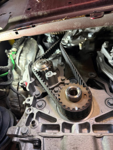 Photo de galerie - Remplacement kit distribution + Pompe à eau et courroie d’accessoires 