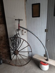 Photo de galerie - Construction d'un vélo cypède avec des matériaux de récupération en cours de travaux.