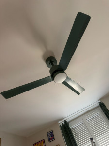 Photo de galerie - Mise en place d'un plafonnier avec ventilation et éclairage, branchement électrique