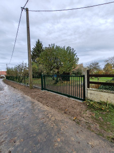 Photo de galerie - Pose d'une  clôture en panneaux rigide avec plaque de sous-bassement
Création d'un seuil + Pose d'un portail coulissant 