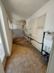 Photo de galerie - Une modification d une cuisine en salle de bains avec wc susspendu 