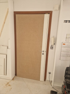 Photo de galerie - Pose habillage porte entrée pret à peindre