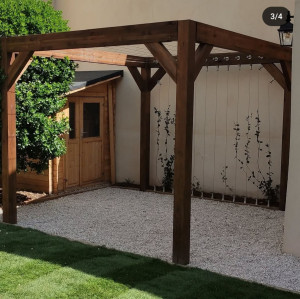 Photo de galerie - Pose d'une pergola , mise en place de câble inox pour plante grimpante, pose de gravillons sur plaque nid d'abeilles et engazonnement en rouleau 