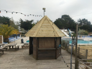 Photo de galerie - Réalisation charpente et bardage toiture kiosque 