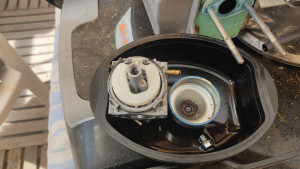 Photo de galerie - Démontage carburateur tondeuse qui ne démarre plus.