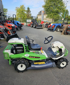 Photo de galerie - Prestation de débroussaillage mécanisé avec autoportée de 27cv pour vos défrichages de terrain et fauchage d' herbes hautes 