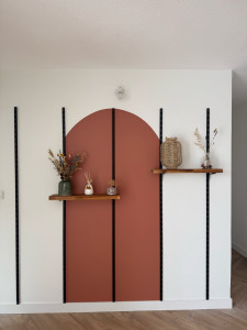 Photo de galerie -  Création d’un décor mural avec peinture bicolore, forme arche et pose d’étagères décoratives. 