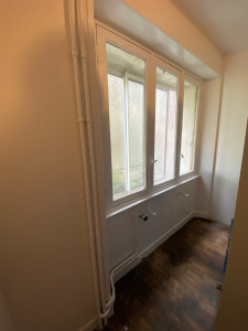 Photo de galerie - Fenêtre et boiserie , mise en peinture du pan de mure 