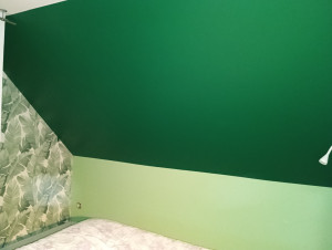 Photo de galerie - Pose de tapisserie, bloquage du fond et peinture 