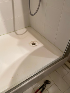 Photo de galerie - Avant réparation. Bonde de douche cassée 