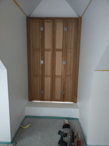 Photo de galerie - Ajustement et pose de persiennes intérieures en chêne massif.