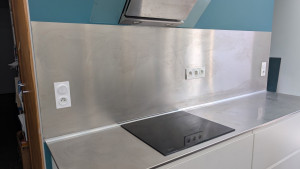 Photo de galerie - Installation d'une crédence en inox.