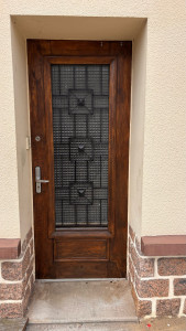 Photo de galerie - Décaper la porte et pose de Lazure