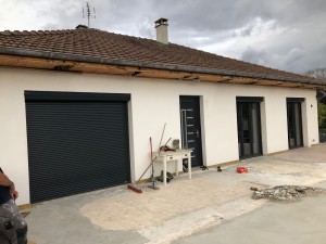 Photo de galerie - Avant changement sous face bandeaux aluminium 7016 gris anthracite et changement gouttière zinc 