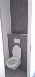 Photo de galerie - Création et pose d'une d'un toilette suspendu, revêtement en dalle pvc