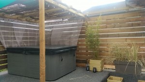 Photo de galerie - Création d'une pergola en bois sous un jacuzzi et fermeture terrasse 