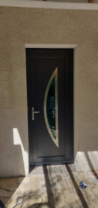 Photo de galerie - Exemple de réalisation : pose d'une porte d'entrée.