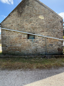 Photo de galerie - APRÈS débroussaillage ! Nettoyage des abords d’un ancien bâtiment en pierre. Propre, net et bien entretenu.