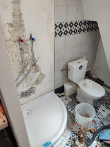 Photo de galerie - Remplacement d'une cabine de douche par la pose d'un bac à douche et modifications des arrivées d'eau chaude et d'eau froide 