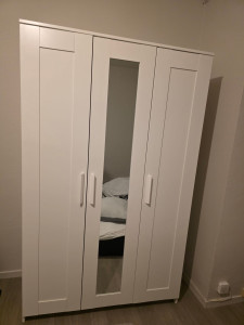 Photo de galerie - Montage complet d’une armoire en kit et installation à son emplacement. Travail soigné.