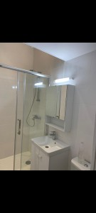 Photo de galerie - Installation paroi de douche robinetterie lavabo mélangeur de douche