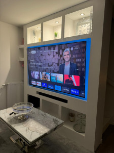 Photo de galerie - Fabrication d'un meuble TV en placo
avec barre de son intégrée, prise, spot, et led