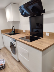 Photo de galerie - Pose de cuisine avec la credence.