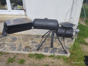 Photo de galerie -  barbecue, smoker. plancha rôtisserie, foyer pour wok