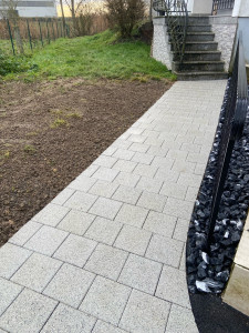 Photo de galerie - Création d’une allée avec pose d’une rembarde en fer forgé 