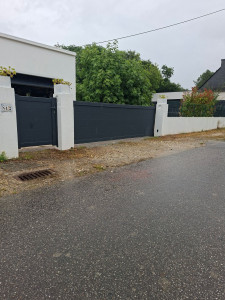 Photo de galerie - Pose d'un portail coulissant motorisé et d'un portillon 