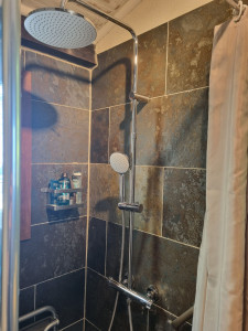 Photo de galerie - Pose d une petite colone de douche et robinet 