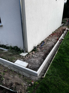 Photo de galerie - Pose de bordure 20x50cm pour une allée piétonne