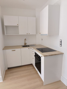 Photo de galerie - Cuisine d'angle équipée sur mesure. 