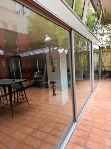Photo de galerie - Nettoyage de grandes baies vitrées.