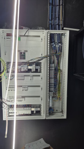 Photo de galerie - Câblage et raccordement complet d'un tableau électrique / TGBT.
​Repérage des circuits, organisation des faisceaux de câbles et raccordement sur borniers.
​Installation conforme aux normes de sécurité en vigueur.