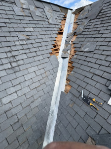 Photo de galerie - Réfection de noue zinc raccord, ardoise